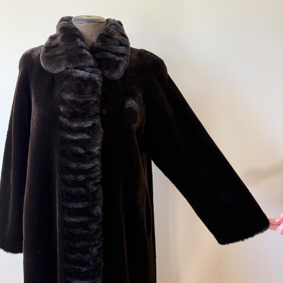 Vintage 90s Elegant full-length faux-fur coat in deep espresso/chocolate - Picture 7 of 14